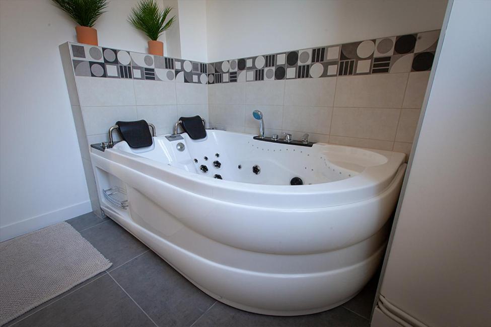 Confidences Escale A Brissac Bed & Breakfast Exterior photo
